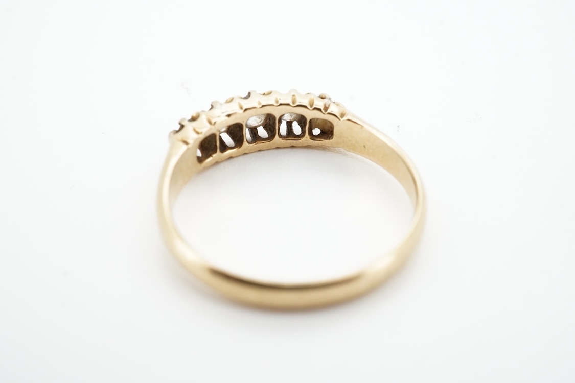 A late Victorian 18ct gold and graduated claw set five stone diamond ring, size N, gross weight 2.8 grams.